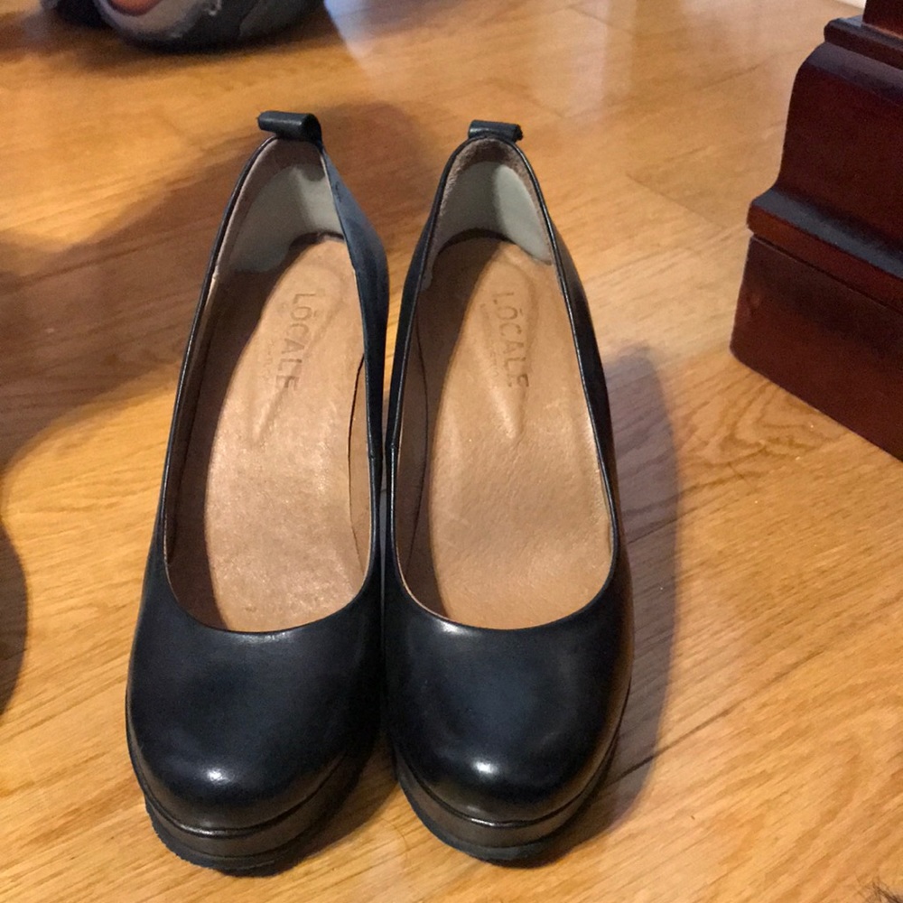 Black wedge heel